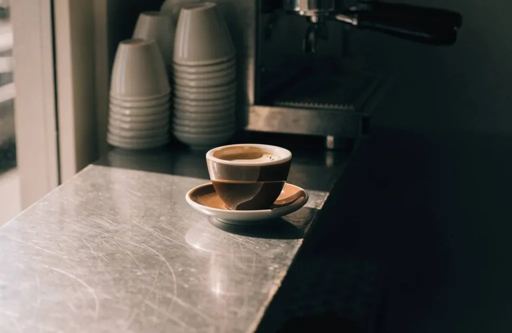 Espresso recién hecho en la barra