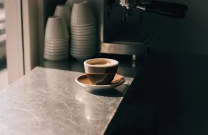 Espresso recién hecho en la barra