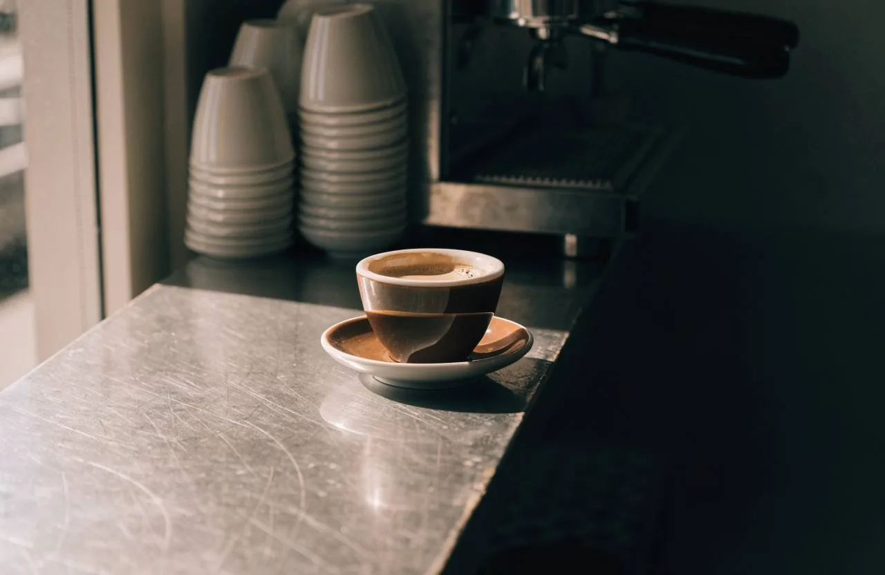 Espresso recién hecho en la barra