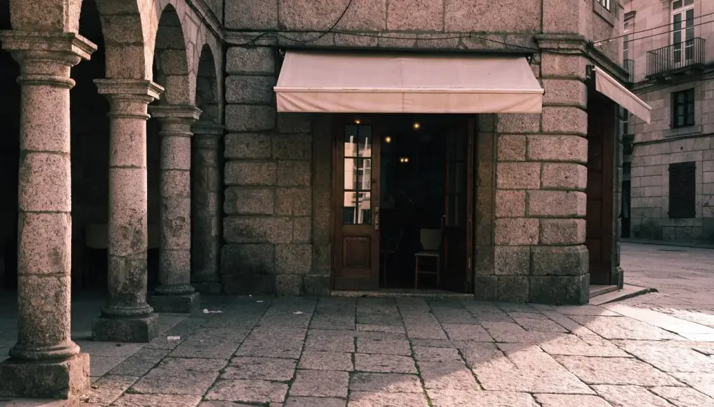La puerta del local bajo los soportales