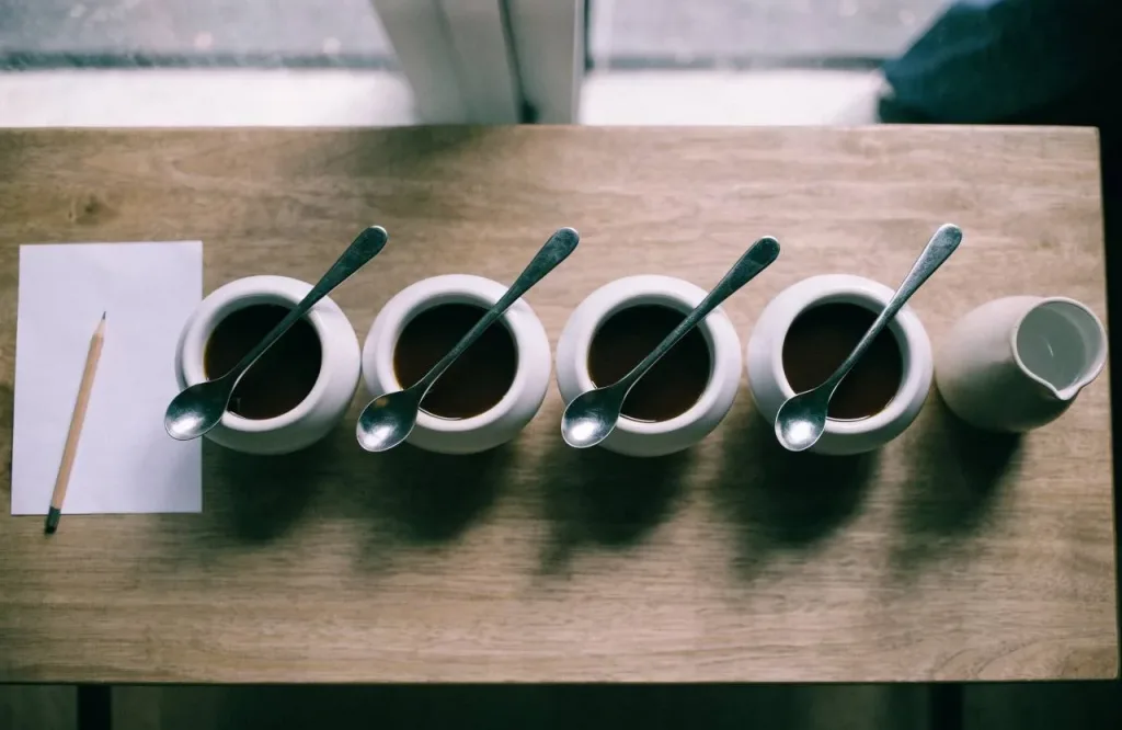 Cuatro tazas de cata en fila