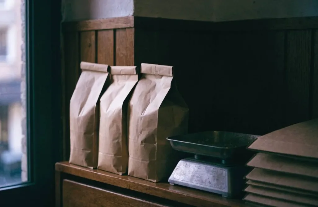 Bolsas de cafe en el almacen