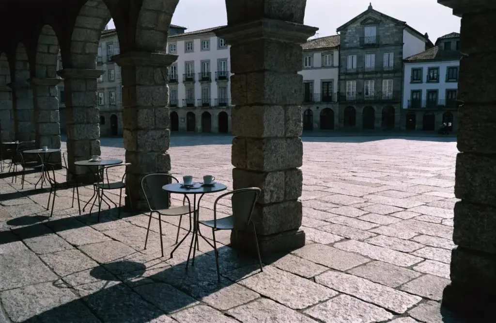 La terraza bajo los soportales